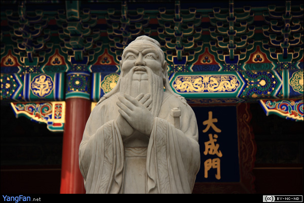 孔庙·大成门前孔子像