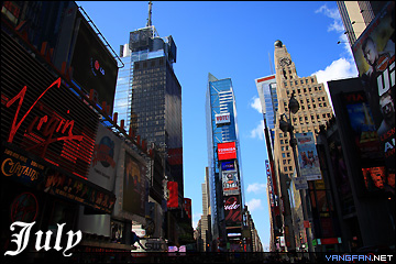 七月：时代广场