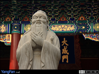 大成门前的孔子像