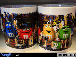 夜游时代广场的杯子